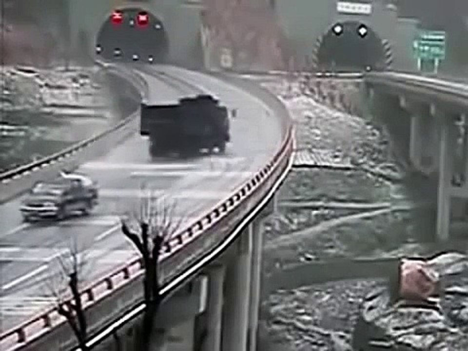 Tout les véhicules qui passent sur ce pont finissent en aquaplaning... Impressionnant