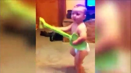 Este niño será una gran estrella del heavy metal