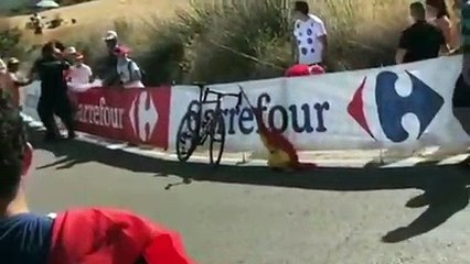 En La Vuelta espectador empuja y tira al suelo a ciclista