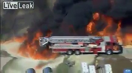 Video herunterladen: Un camion de pompier piégé dans l'incendie d'une raffinerie au Texas (USA)... Images incroyables