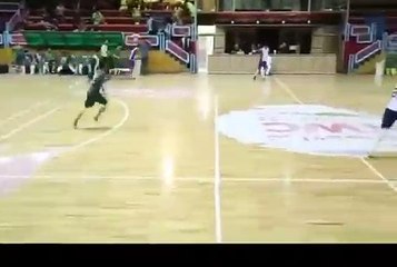 Celebra gol con aficionado en la grada pero todo acaba muy mal