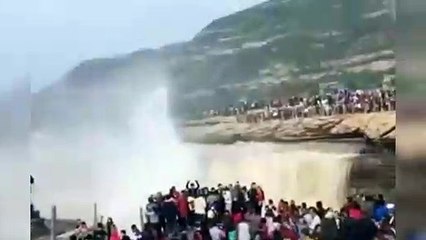 Chino se lanza al vacío en unas cascadas y sobrevive increíble