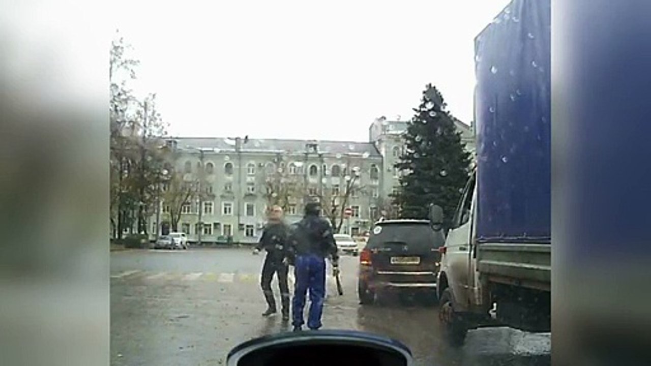 Combate en plena calle  un bate contra el Kung Fu