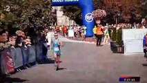 Maratoniano acaba carrera con sus partes íntimas al aire