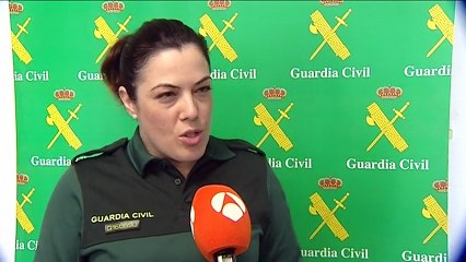 Agentes de la Guardia Civil dejan que niños enfermos de cáncer les rapen la cabeza en un gesto de solidaridad