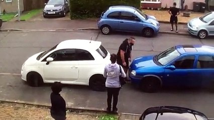 El forzudo turco que mueve coches por su tía