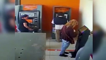 Un  niño de 4 años que vacía cajeros automáticos a toda velocidad