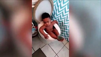 Este niño se quedó dormido en el baño