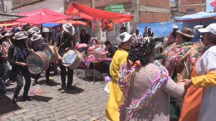 La ceremonia de la "ch'alla" en Bolivia le agradece a la Madre Tierra y pide prosperidad