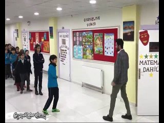 Öğrencileriyle Tek Tek Farkı Bir Şekilde Selamlaşıp Onları Motive Edip Okulu Sevmelerini Sağlayan Öğretmen
