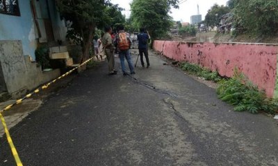 Rumah Di Bantaran Sungai Ciliwung Longsor