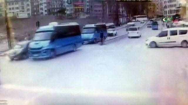 Kavşakta kural ihlali pahalıya mal oluyordu... Olay saniye saniye böyle görüntülendi