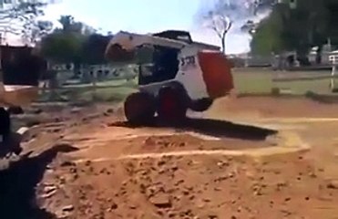 Maniobra perfecta para estacionar una mini excavadora