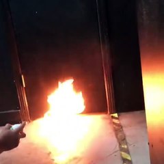 Il fout le feu aux toilettes pendant que son pote est dedans !
