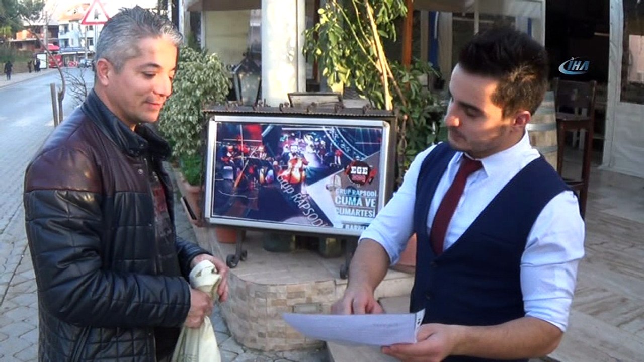 Sokak sokak dolaşıp kaybolan papağanını arıyor