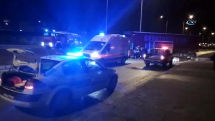 Yol ortasına park eden hayvan yüklü tıra kamyonet çarptı