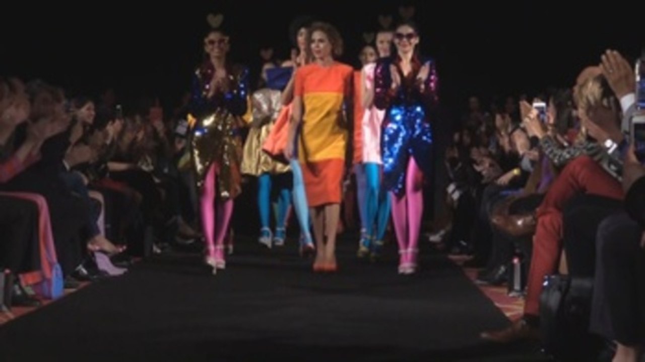 Ágatha Ruiz de la Prada llena la pasarela de contrastes, formas y colores