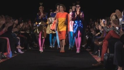 Ágatha Ruiz de la Prada llena la pasarela de contrastes, formas y colores
