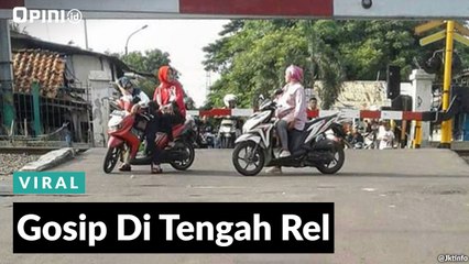 #1MENIT | Gosip di Tengah Rel: Aksi Emak-Emak Bergosip di Perlintasan Kereta