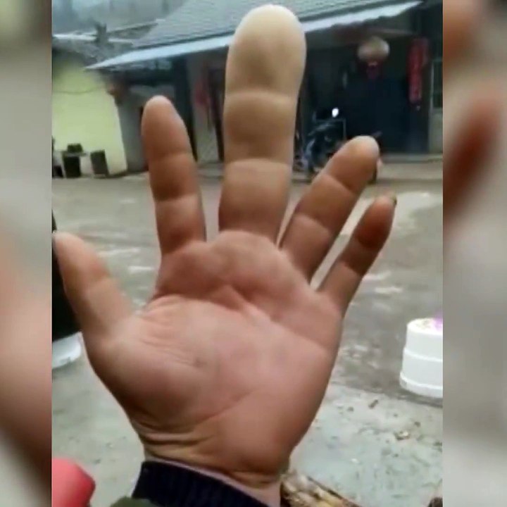 Lui quand il te fait un doigt d'honneur tu le vois de loin... Très gros doigt