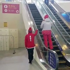 Acemi Kamera video - Yürüyen merdivenler