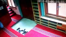 Camiye Giren 2 Çocuk Namaz Vakti Camiyi Soymaya Çalıştı...o Anlar Kamerada