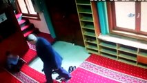 Camiye giren 2 çocuk namaz vakti camiyi soymaya çalıştı...O anlar kamerada