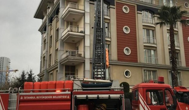 Lüks sitedeki daire alev alev yandı