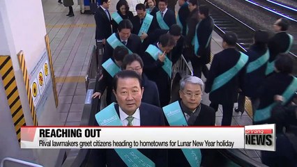 Rival lawmakers greet citizens traveling for Lunar New Year holiday