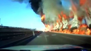 Une autoroute en feu après une coulée d'essence