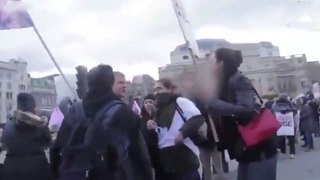 Un homme met KO une femme pendant une manifestation