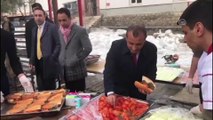 Tunceli Valisi Sonel'den Mehmetçik'e pirzola ikramı