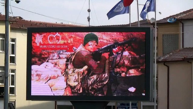 Sevgililer günü dolayısıyla kent meydanındaki dev ekran Mehmetçiğimize tahsis edildi