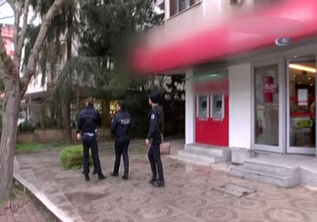 Üsküdar'da Kar Maskeli ve Silahlı Banka Soygunu