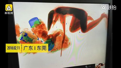Cette Chinoise aime tellement son sac à main... qu'elle l'accompagne dans un scanner à rayon X lors d'un contrôle de sécurité !