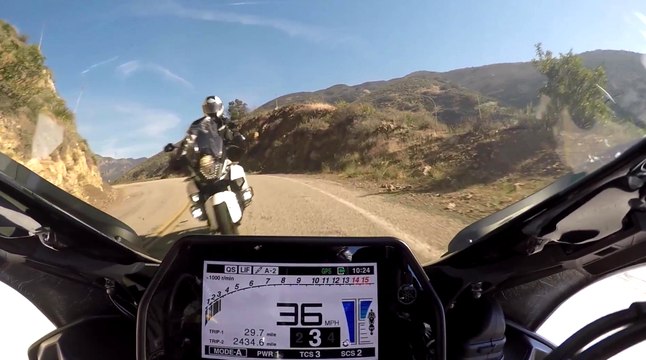 Un motard prend son virage trop large et percute un autre motard