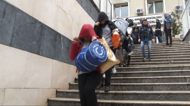 Fuhuş çetesinden kurtarılan 34 kadın sınır dışı edildi