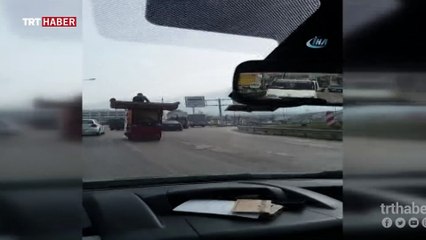 Evini 3 tekerli araçta taşıdı