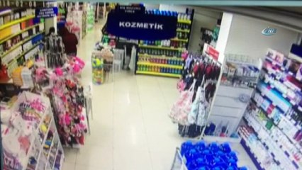 Cezaevi firarisi silahlı soyguncuyu market çalışanı eşyayla kafasından vurma görüntüleri kamerada