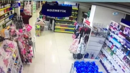 Cezaevi Firarisi Silahlı Soyguncuyu Market Çalışanı Eşyayla Kafasından Vurma Görüntüleri Kamerada