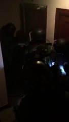 Des policiers tombent sur une porte vraiment très solide