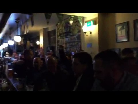 [640x360] VÍDEO adeptos do Liverpool cantam hino a Salah na noite do Porto Maisfutebol.iol.pt