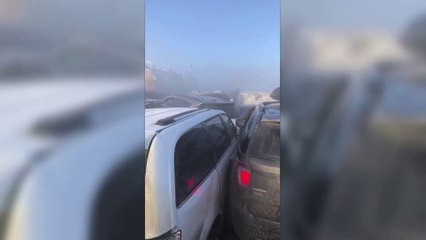 Enorme carambolage filmé par un conducteur prisonnier au milieu de l'autoroute à Calgary au Canada !