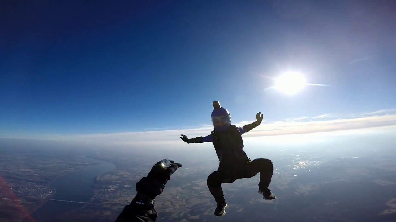 Demande en mariage... en chute libre dans le ciel avec son parachute !