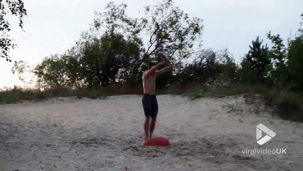 Enorme plat du dos dans le sable.. le mec rigole !!