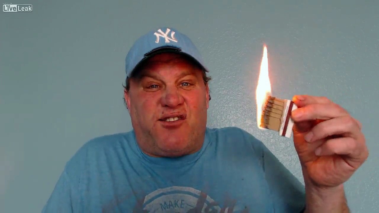 Il mâche et avale des allumettes en feu !