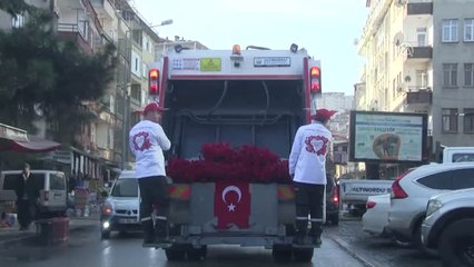 Sevgililer Günü'nde Karanfil ve Bayrak Dağıtıldı