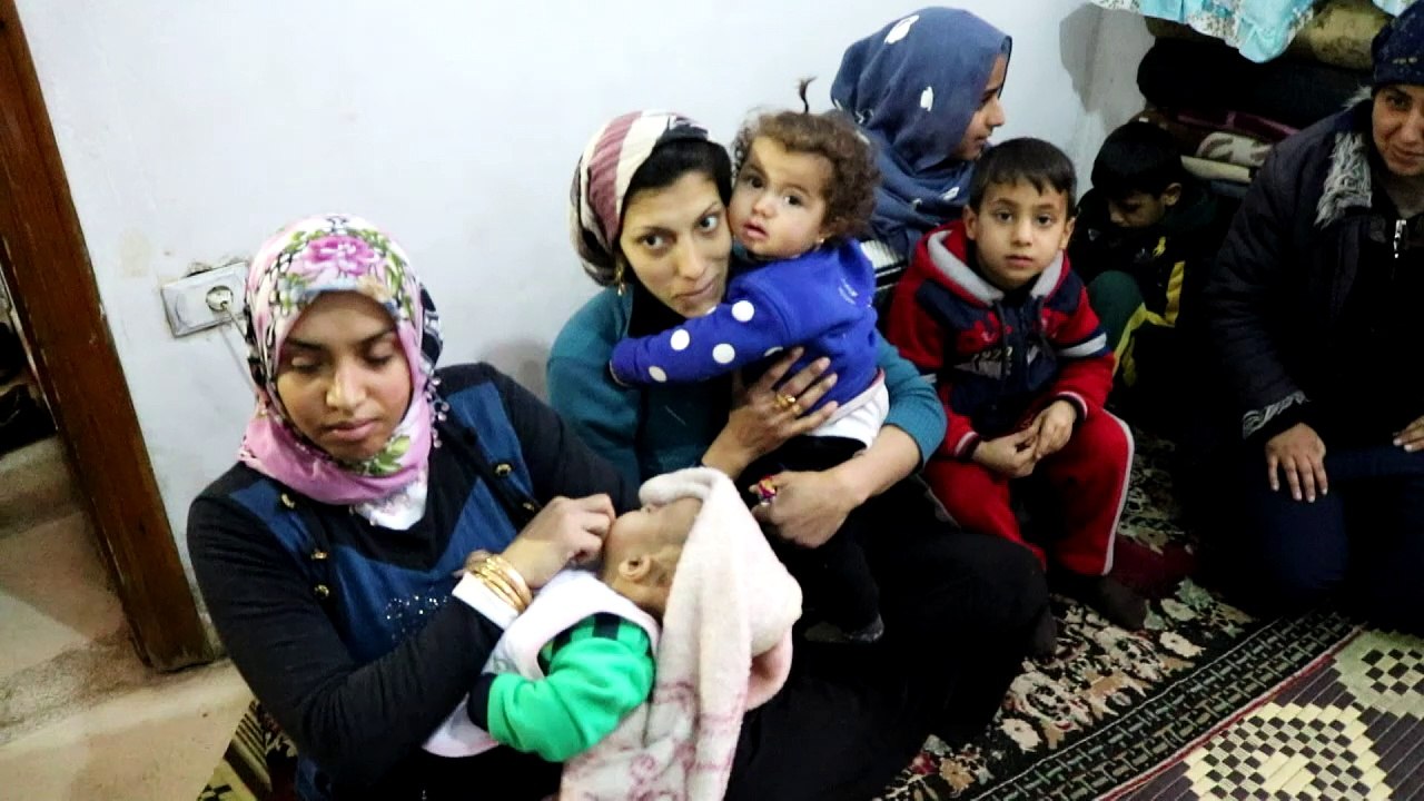 منازل عفرين الصغيرة تضيق بعشرات العائلات الفارة من الهجوم التركي