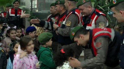 Minik öğrencilerden asker ağabeylerine kilometrelerce uzaklıktan sevgi kolisi