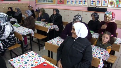 Torunuyla aynı okulda okuma yazma öğreniyor